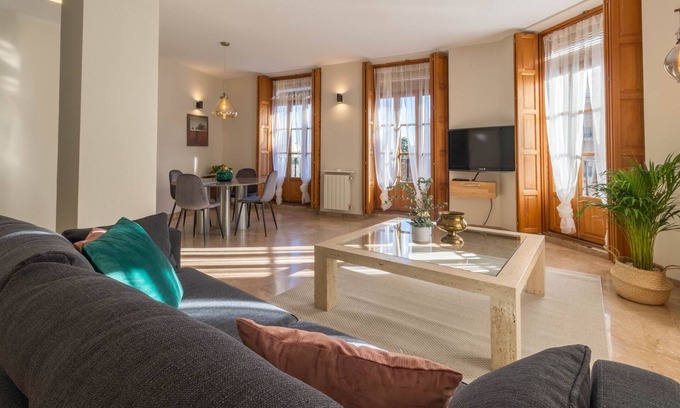 Barrio del Carmen Apartamento | Our Lovely Penthouse with Private Roof Top Terrace!