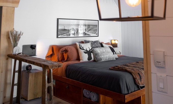 Frontenac Cabina | Our modern lakeside getaway with hot tub