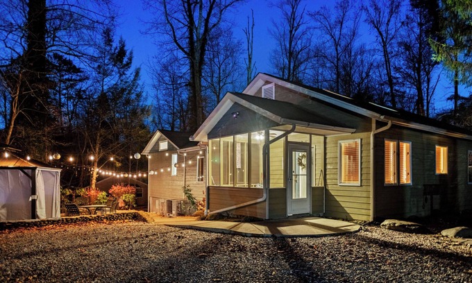 Gatlinburg Cabaña | Hot Tub! Game Room! 3 Bedrooms! Great Location! Close To All The Attractions!