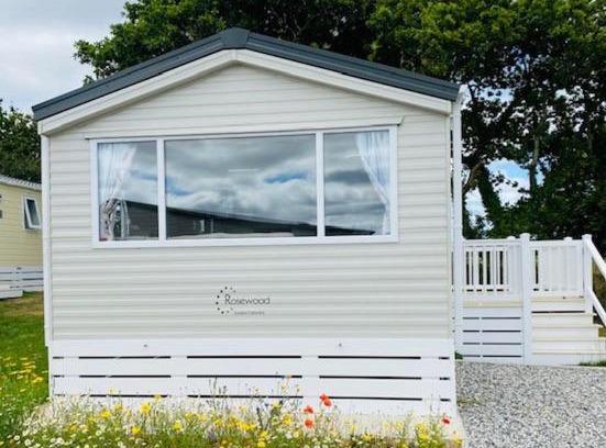 Grampound Casa | Our Osprey sleeps 4-6 persons-Tranquil holiday away from it all yet not far from St Austell- The Holiday Home has two bedrooms, living and dining area, equipped kitchen-decking-outdoor furniture-fishing lakes- This holiday home is not pet friendly