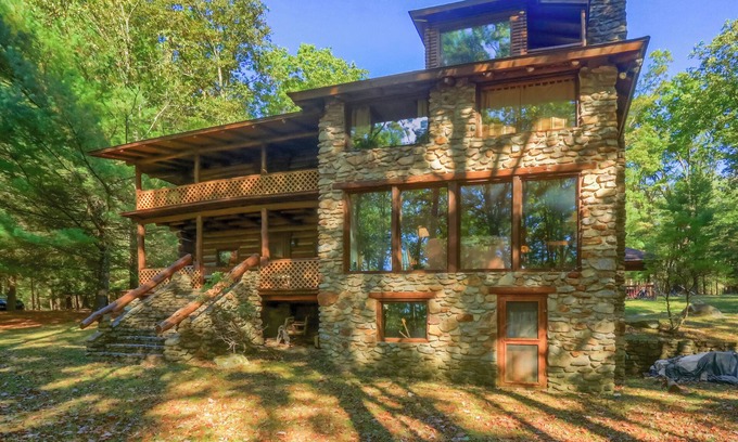 Clarion Cabina | Log Home -WiFi-Pet Friendly-Pavilion
