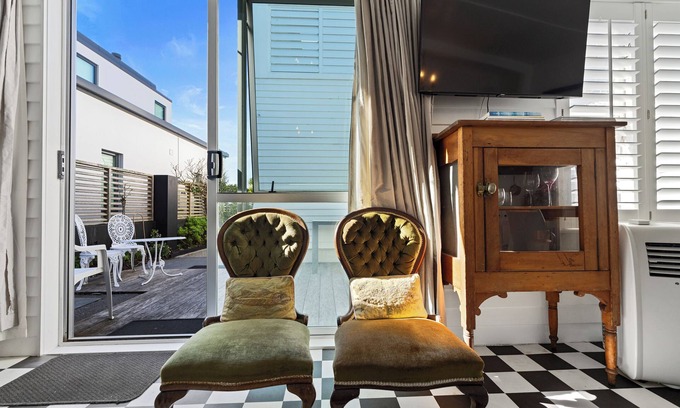 Mount Maunganui Cabaña | Out the Back Studio - Mount Maunganui Apartment