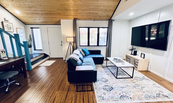 Bella Vista Casa | Fresco, hogar moderno en Back 40, campo de golf, TV de 75 ", cargador Tesla