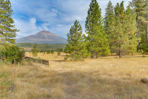 Weed Casa | Outdoor Adventure Haven - 15 Mi to Mount Shasta!