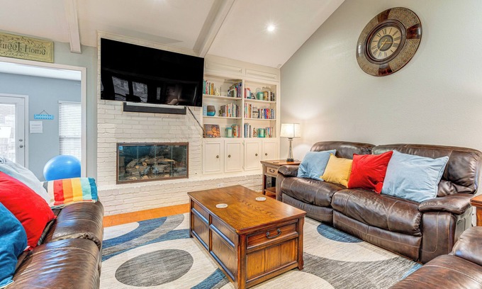 McNeil Casa | Outdoor Entertainment Space: Austin Family Home