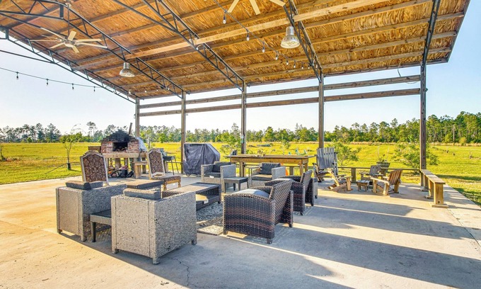 Fountain Cabina | Outdoor Entertainment Area: Fountain Family Home!