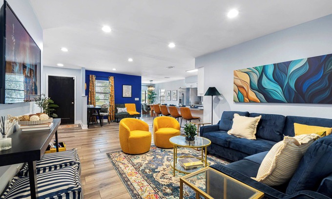 North Hyde Park Casa | Outdoor Games, Firepit, King bed, BBQ Grill, Close to Downtown and attractions