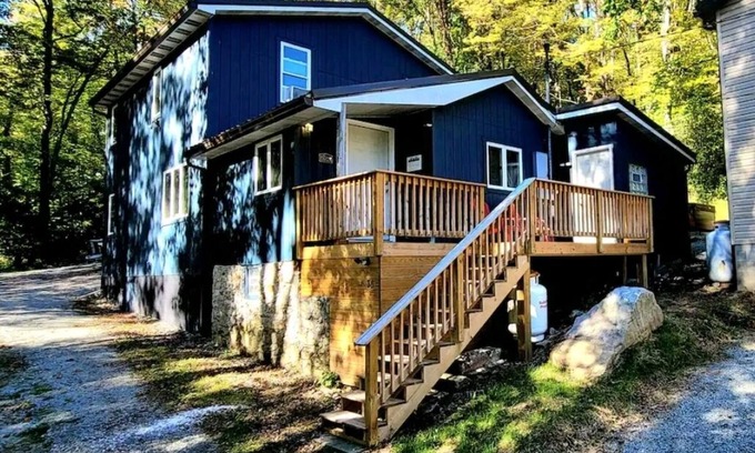 Jefferson Township Cabina | Outdoor hot tub & indoor soaking tub, bonfire pit, picnic area, foosball & more