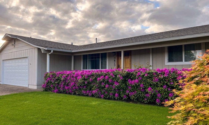 Harlow Casa | Outdoor Living and Indoor Bar - Entire house - walk to Autzen Stadium