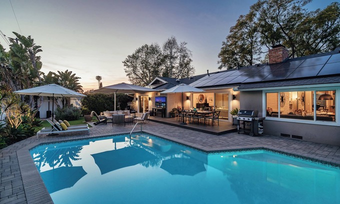 Santa Ana Casa | Outdoor Living w Private Pool, 12 Mins from Disney, Beaches 20-min, Pet-Friendly