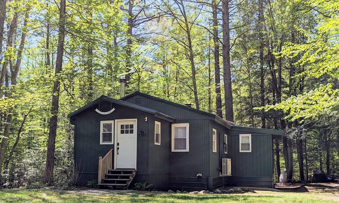 Hillsboro Cabaña | Outdoor lovers! Walk to the Lake - Kayaks - Ski - Chiminea - Hike.