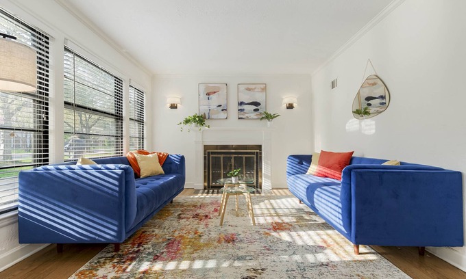Overland Park Casa | Outdoor Movie - Photo Wall - Gym - Pool Table - 4BR 2BA