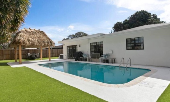 Lighthouse Point Casa | Outdoor Oasis Heated Pool, Hot Tub, Fire Pit, Tiki, Games