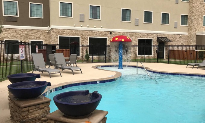 The Colony Condominio | Piscina al aire libre + Wi-Fi gratis, desayuno gratis | Suite King totalmente equipada con balcón