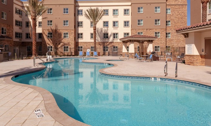 Gilbert Condominio | Piscina al aire libre y bañera de hidromasaje + gimnasio las 24 horas | Suite Accesible