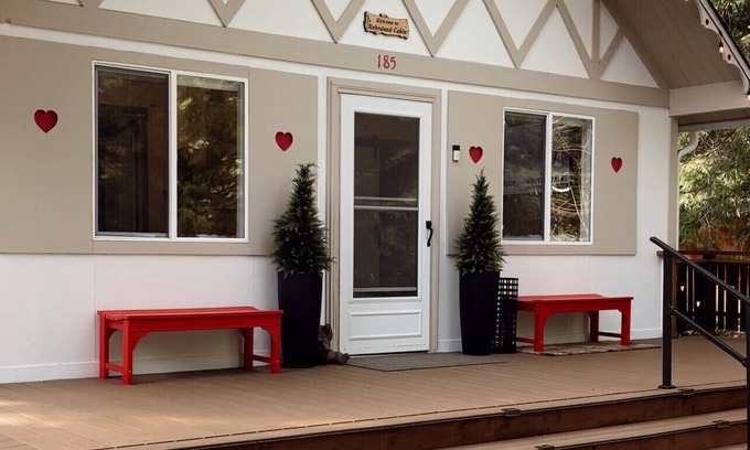 Ashford Cabina | Outdoor Retreat: AC-Firepit-Outdoor Living-RV Hook Up-Sport Court-WIFI-Patio,