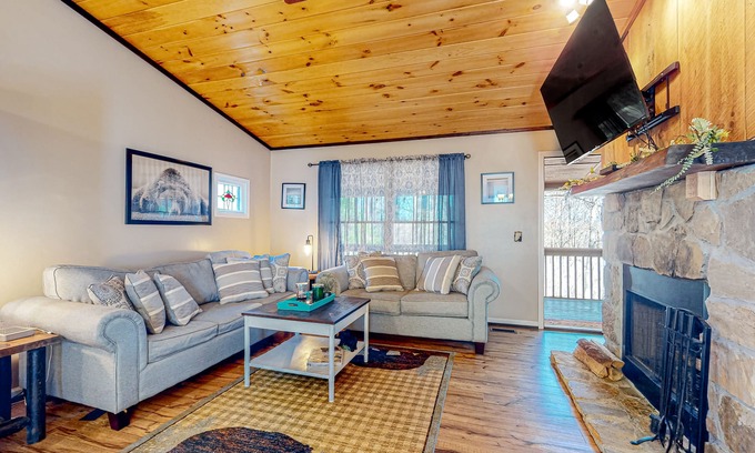 Ellijay Cabina | Outdoor retreat near the river with a firepit & grill - pool, game room, and gym