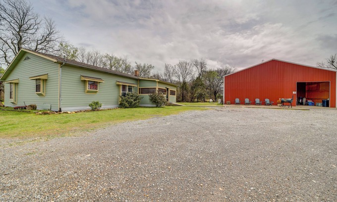 Daisy Casa | Outdoorsy Getaway Near Atoka: Hunt, Fish & Relax!