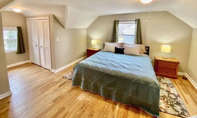 Cleveland Heights Casa | Outpatient Housing, Super Close to Cleveland Clinic, Fully Fenced-in Backyard