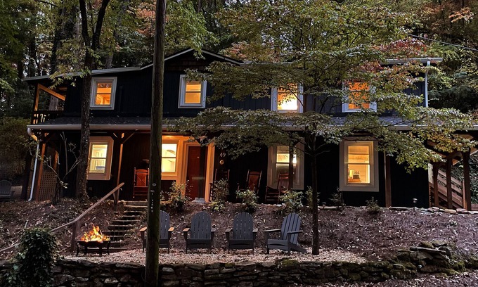Clayton Casa | Outside Hot Tub. Low Cleaning Fee. Walk to Town. Wi-Fi, Fire Pit, Free Parking.