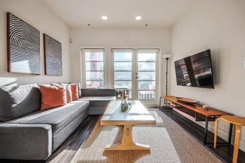 Downtown Apartamento | Outstanding 2BDR in SM- 5-15 mins to the beach!