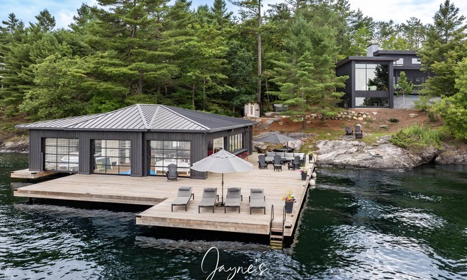 Muskoka Lakes Cabaña | Outstanding 5 bed 6 bath cottage on Lake Joseph with Tennis Studio