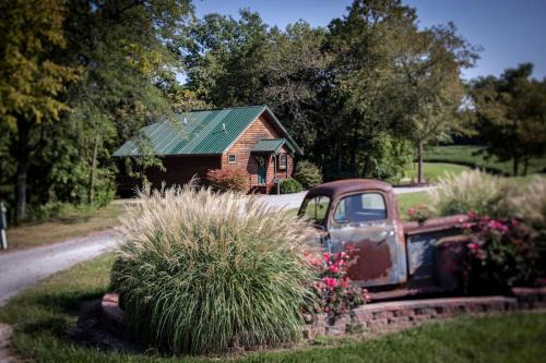 Carbondale Casa | Outstanding Cabin with Hot-tub in Carbondale, Illinois
