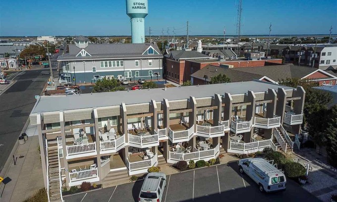 Stone Harbor Condominio | Unidad de eficiencia excepcional ubicada idealmente entre el distrito comercial de Stone Harbor y la playa de Sea Mist.
