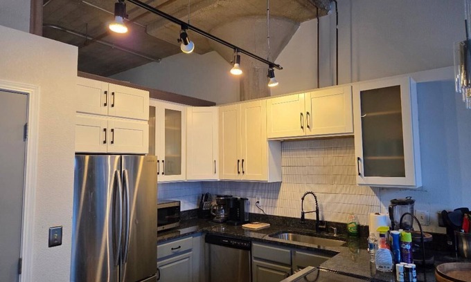 Crossroads Arts District Condominio | Outstanding Loft Remodel in KC Crossroads