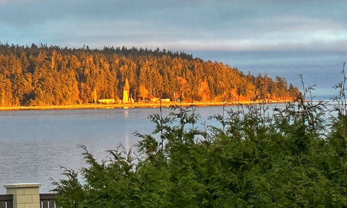 Campbell River Cabaña | Outstanding Ocean View One Bedroom Cottage for a Perfect Weekly Get-away!