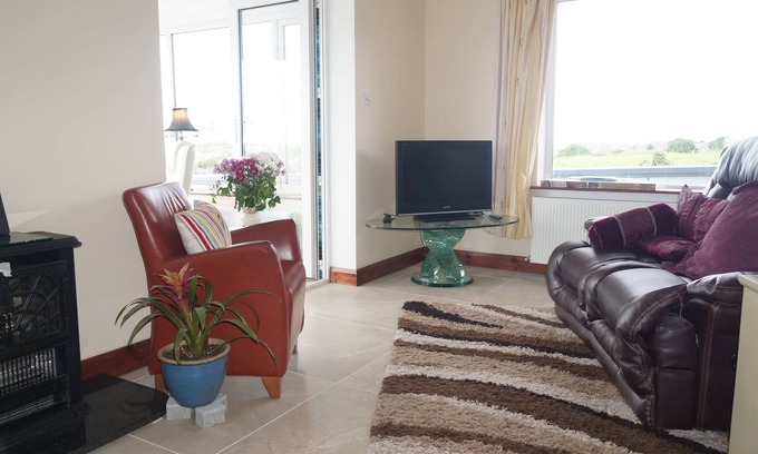 Galway Apartamento | Outstanding panoramic views of Galway Bay in the heart of a historic Site.