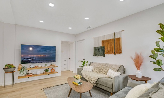 Azusa Casa | Outstanding Relaxing Quiet Vacation House with spacious Backyard - Azusa City