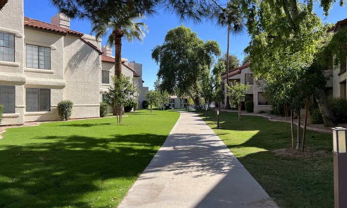 Central Scottsdale Condominio | Excelente y actualizado condominio en el primer piso de 2B que retrocede hasta Green Belt