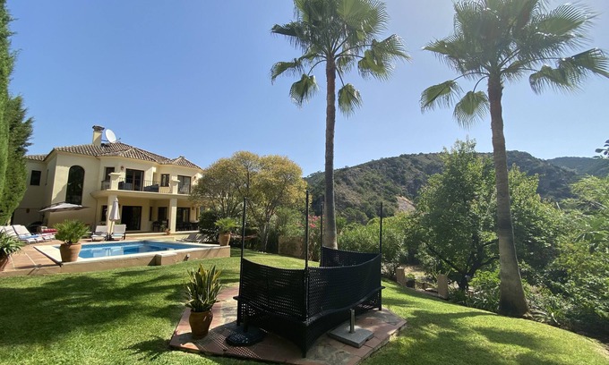 Benahavis Villa | Villa privada excepcional en Lovely Village, piscina climatizada, aire acondicionado,