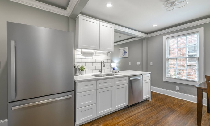 Wesley Heights Casa | Outstanding Wesley Heights Home w Movie Room