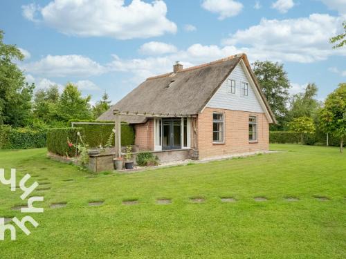 Ossenzijl Casa | OV606 - Beautifully located 6-person holiday home by the water with a large garden in Ossenzijl