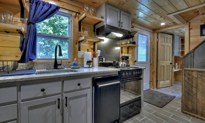 Copperhill Cabina | Over 200 feet of Ocoee River Frontage!