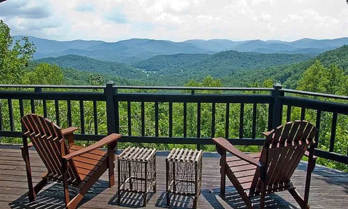 Blairsville Cabina | Over The Moon- Blairsville GA | 4 Bed, 3 Bath | Hot Tub | Pet Friendly | Wifi