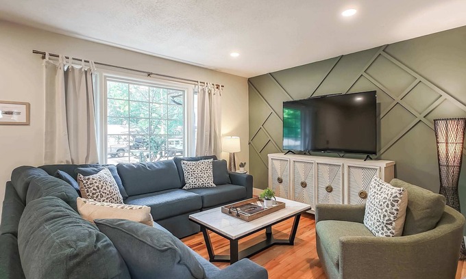 Overland Park Casa | Overland Park Beauty! 3BD 2BA New Listing!