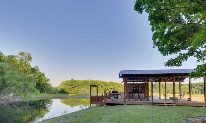 Bucyrus Casa | Overland Park Retreat w/ Pond & Large Backyard!