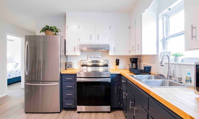 Brent Casa | Overlook Backyard Retreat~families welcome~central
