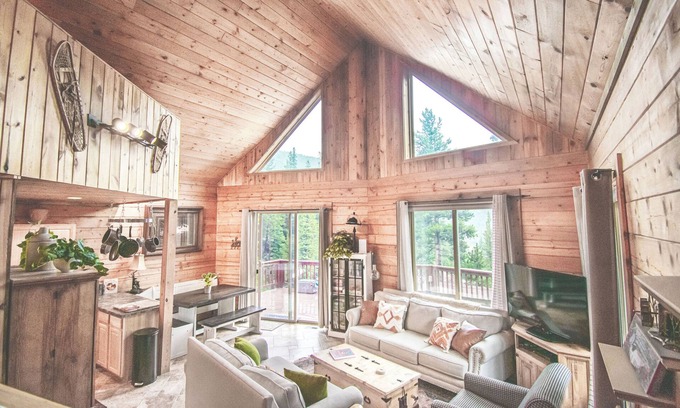 Saint Mary's Cabina | Overlook Lodge - Hot Tub, Fireplace & Private Creek. Family-Friendly!