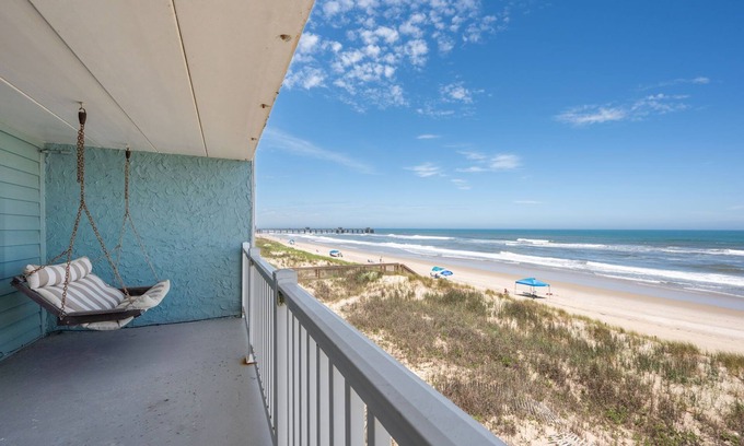 South Nags Head Condominio | Overlook the Atlantic in the Outer Banks! Brand NEW Listing! Pools and More!