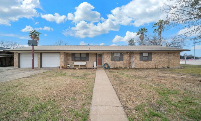 Jourdanton Casa | Oversized Space In Desirable Neighborhood.