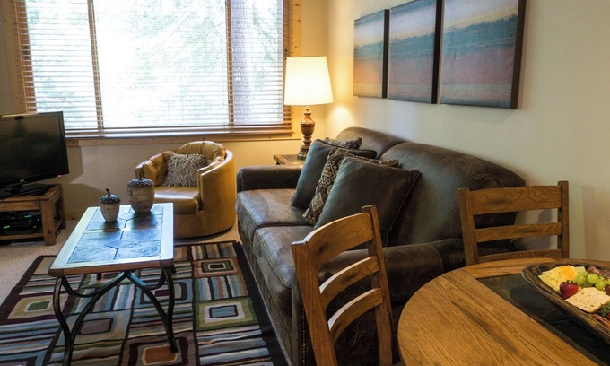 Truckee Apartamento | Encantador encanto, con vistas a la aldea