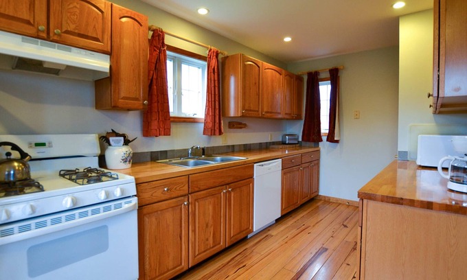 Geneva Casa | Owasco Cottage: "Relaxing Pet Friendly Getaway Overlooking Seneca Lake!"
