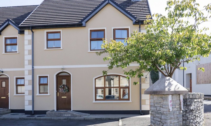 Ardara Cabaña | OWEN TUCKER VIEW HOUSE, pet friendly in Ardara, County Donegal