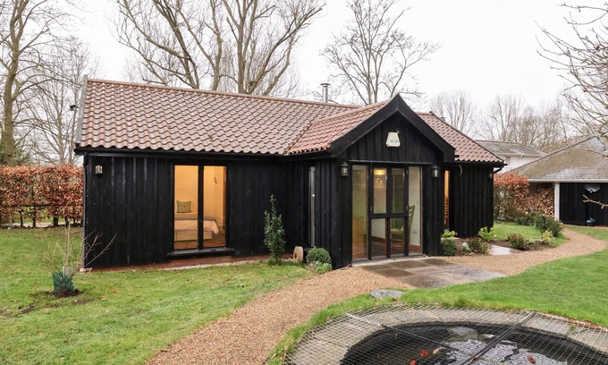 Kettleburgh Cabaña | OWL COTTAGE, pet friendly in Framlingham