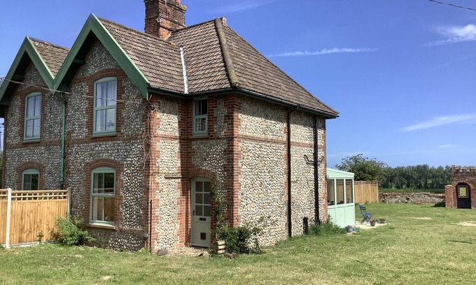 Southrepps Cabaña | OWL COTTAGE, pet friendly, character holiday cottage in Southrepps