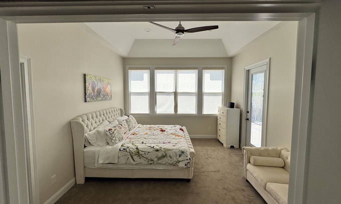 De Mossville Casa | Owl's Nest Retreat: Sleeps 20, Kentucky Hilltop w/Hot Tub and lots of room!